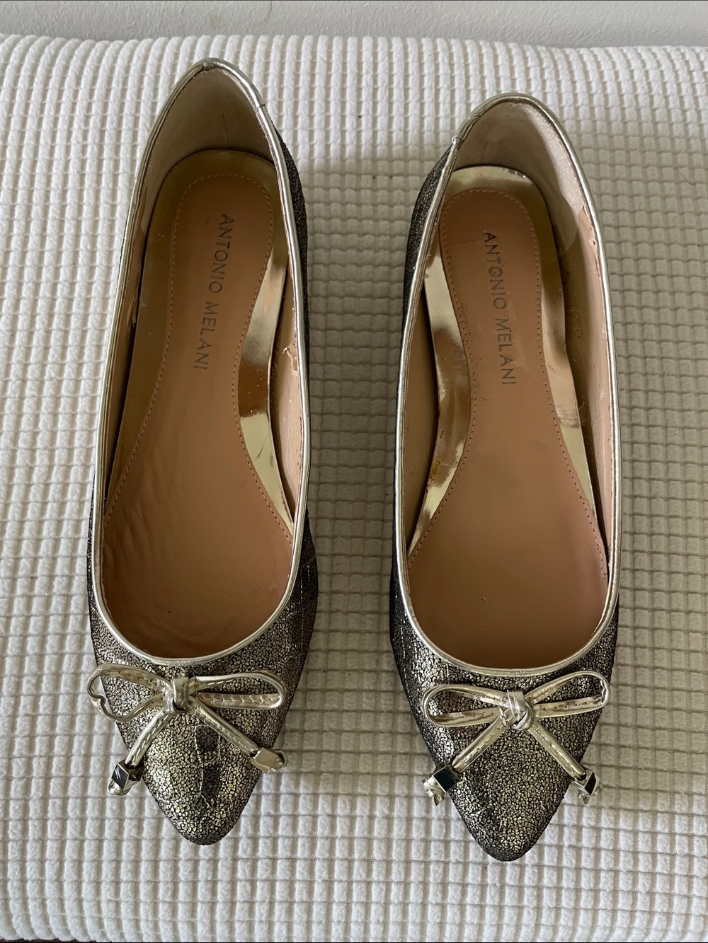 ANTONIO MELANI Metallic Gold Pointed-Toe Bow FlatsSize 6,5